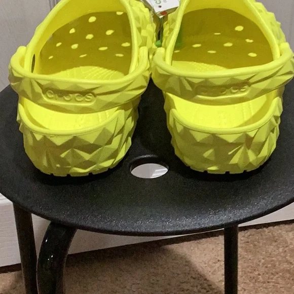 CROCS Classic Geometric Clog - Size 9 - Picture 4 of 6